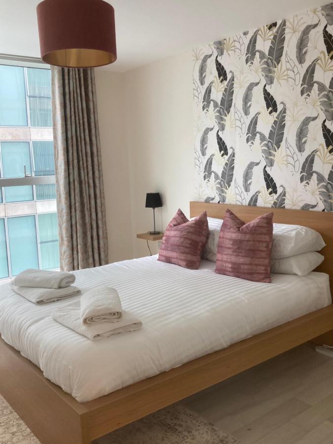 Modern Apartment Located In Cmk Restaurant Quarter Milton Keynes Exterior photo